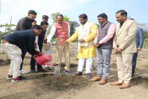 मुख्यमंत्री श्री चौहान ने स्मार्ट सिटी उद्यान में करंज, कदंब और सप्तपर्णी के पौधे लगाए