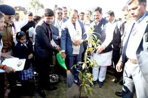 मुख्यमंत्री श्री चौहान ने इंदौर के नमो ग्लोबल गार्डन में रूद्राक्ष का पौधा लगाया