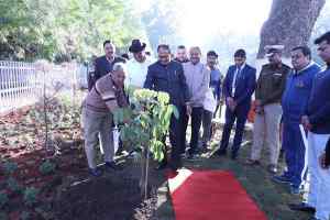 मुख्यमंत्री श्री चौहान ने रेसीडेंसी कोठी गार्डन में मोहगनी का पौधा लगाया