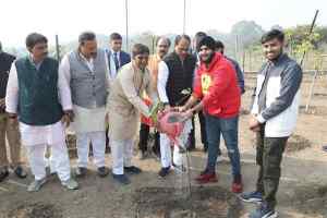 मुख्यमंत्री श्री चौहान ने लगाए पीपल, जामुन और खिरनी के पौधे