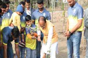 मुख्यमंत्री श्री चौहान ने लगाए आंवला, जामुन और सामिया केशिया के पौधे