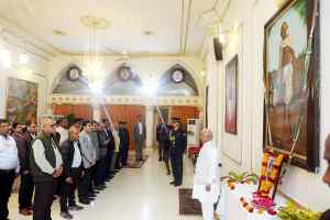 राज्यपाल सहित राजभवन के अधिकारी-कर्मचारियों ने मौन धारण किया