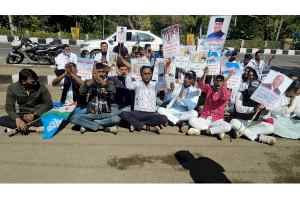 मंत्री विश्वास सारंग के बंगले के बाहर धरने पर बैठे एनएसयूआई नेता रवि परमार को गिरफ्तार कर भेजा जेल