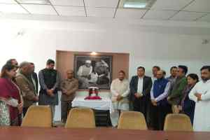 पूर्व राष्ट्रपति डॉ. जाकिर हुसैन की जयंती पर पीसीसी में कांग्रेसजनों ने उन्हें पुष्पांजलि अर्पित की