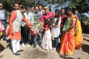 मुख्यमंत्री श्री चौहान ने बरगद, जामुन और इमली के पौधे लगाए