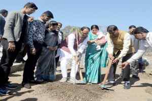 मुख्यमंत्री श्री चौहान ने नागरिकों के साथ पौधे रोपे