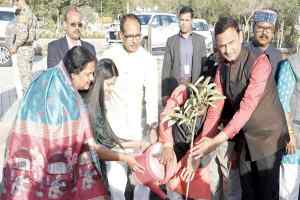 मुख्यमंत्री श्री चौहान ने पीपल, सप्तपर्णी और गुग्गुल के पौधे लगाए