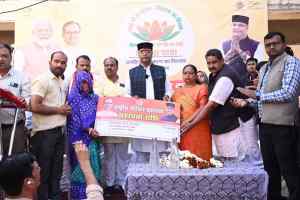 मंत्री श्री सारंग ने चांदबड़ के नागरिकों में बांटें स्थाई पट्टे, हितग्राहियों में किया हितलाभ वितरण