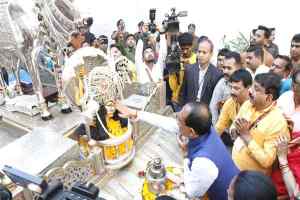 मुख्यमंत्री श्री चौहान महाशिवरात्रि पर बड़वाले महादेव मंदिर पहुँचे