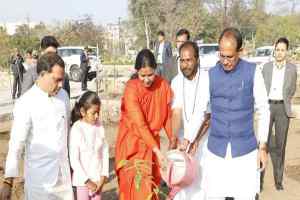मुख्यमंत्री श्री चौहान ने महाशिवरात्रि पर लगाया रुद्राक्ष, पीपल औऱ नीम का पौधा