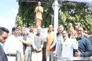 मुख्यमंत्री श्री चौहान ने पं.उद्धव दास मेहता की प्रतिमा पर पुष्पांजलि अर्पित की