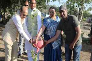 मुख्यमंत्री श्री चौहान ने किया पौध-रोपण प्राकृतिक कृषि पर केंद्रित पुस्तक की गई भेंट