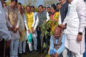 मुख्यमंत्री श्री चौहान ने खजुराहो में जन-प्रतिनिधियों के साथ पौध-रोपण किया