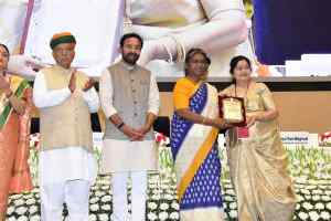 छतरपुर की लोक गायिका श्रीमती उर्मिला पांडे अकादमी पुरस्कार से सम्मानित