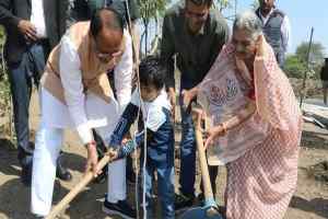 मुख्यमंत्री श्री चौहान के साथ 80 वर्षीय सेवानिवृत्त शिक्षिका ने पौध-रोपण किया