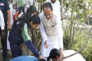 मुख्यमंत्री श्री चौहान ने पदक विजेता खिलाड़ियों के साथ पौधे लगाए