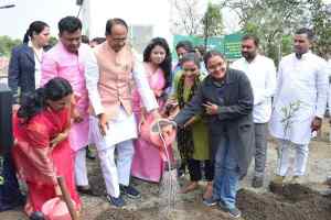 मुख्यमंत्री श्री चौहान ने आँवला, गुलमोहर और अमरूद के पौधे रोपे