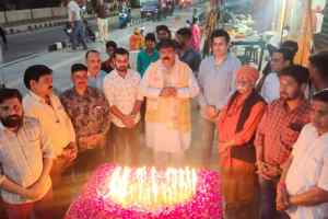भाजपा प्रवक्ता ने सादगी से मनाया जन्मदिन इंदौर में हताहत हुए लोगों को दी श्रद्धांजलि