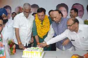 वरिष्ठ कांग्रेस नेता डॉ. महेन्द्र सिंह चौहान के जन्मदिवस पर नरेला वि.सभा क्षेत्र के सैकड़ों लोगों ने कांग्रेस पार्टी की सदस्यता ग्रहण की