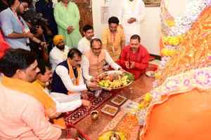 बालाघाट प्रवास के दौरान मुख्यमंत्री श्री शिवराज सिंह चौहान एवं भाजपा प्रदेश अध्यक्ष श्री विष्णुदत्त शर्मा ने प्राचीन हनुमान मंदिर पहुँचकर पूजन-अर्चन किया और प्रदेश के सुख समृद्धि की कामना की