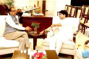 मुख्यमंत्री श्री चौहान से केन्द्रीय मंत्री श्री सिंधिया ने सौजन्य भेंट की