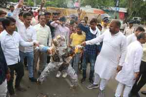मुख्यमंत्री शिवराजसिंह चौहान का पुतला दहन कर इस्तीफे की मांग की