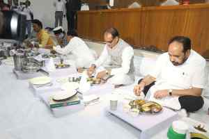 मुख्यमंत्री श्री चौहान ने मंत्रियों के साथ टिफिन बैठक की