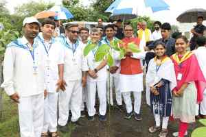 मुख्यमंत्री श्री चौहान ने नीम, करंज और कदम्ब के पौधे रोपे