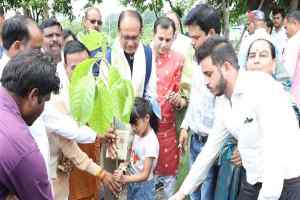 मुख्यमंत्री श्री चौहान ने श्रद्धेय कैलाश जोशी की जयंती पर किया पौध-रोपण
