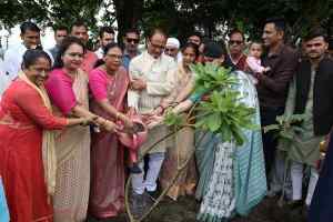 मुख्यमंत्री श्री चौहान ने जामुन, चंपा और बरगद के पौधे रोपे