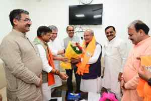 नरेन्द्रसिंह तोमर जी प्रदेश कार्यालय पहुंचे प्रदेश संगठन महामंत्री श्री हितानंद जी ने पुष्पगुच्छ भेंटकर स्वागत किया