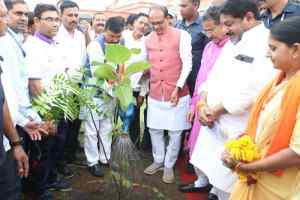 मुख्यमंत्री श्री चौहान ने बड़वानी सर्किट हाउस में किया पौध-रोपण