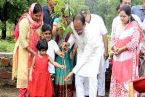 मुख्यमंत्री श्री चौहान ने पीपल, करंज और महुआ के पौधे रोपे