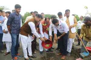 मुख्यमंत्री श्री चौहान ने नीम, कचनार और अमरुद के पौधे रोपे