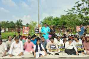 मणिपुर में हुई शर्मनाक घटना के विरोध में कांग्रेस ने गांधी प्रतिमा के समक्ष मौन धरना दिया