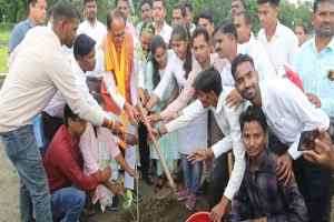 मुख्यमंत्री श्री चौहान ने रोपे पीपल, कदम्ब और खिरनी के पौधे