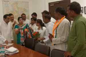 करैरा के नौ जनपद सदस्यों ने कांग्रेस की सदस्यता ग्रहण की