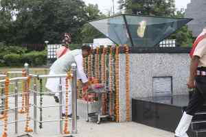 मुख्यमंत्री श्री चौहान ने शौर्य स्मारक स्थित शौर्य स्तंभ पर किया पुष्प-चक्र अर्पित