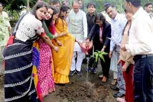मुख्यमंत्री श्री चौहान के साथ पौधे लगाकर बालक-बालिकाओं ने मनाया अपना जन्मदिन