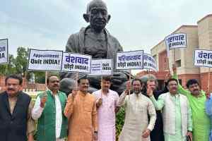 महात्मा गांधी जी की प्रतिमा के समक्ष भारतीय जनता पार्टी  ने प्रधानमंत्री के 3 मूलमंत्र को लेकर प्रदर्शन किया