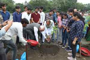 मुख्यमंत्री श्री चौहान ने विद्यार्थियों के साथ किया पौध-रोपण