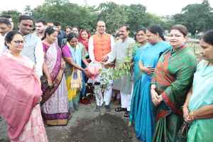 मुख्यमंत्री श्री चौहान ने महिला जन-प्रतिनिधियों के साथ किया पौध-रोपण