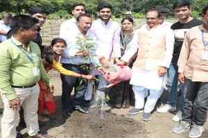 मुख्यमंत्री श्री चौहान के साथ जन-प्रतिनिधियों ने लगाए पौधे