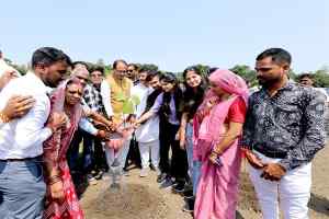 मुख्यमंत्री श्री चौहान ने ब्लाइंड महिला क्रिकेट टीम के सदस्यों के साथ लगाए पौधे