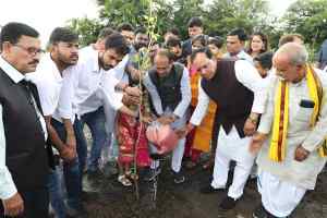मुख्यमंत्री श्री चौहान के साथ पत्रकारों और सामाजिक कार्यकर्ताओं ने पौधे लगाए