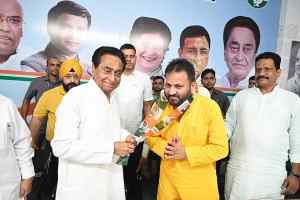 होशंगाबाद के कद्दावर नेता गिरजाशंकर शर्मा और टीकमगढ़ के भक्ति तिवारी ने भाजपा छोड़ कर कांग्रेस पार्टी की सदस्यता ग्रहण की