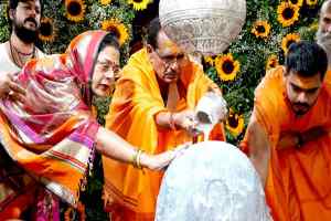 मुख्यमंत्री श्री चौहान ने सपरिवार भगवान महाकाल की पूजा-अर्चना की