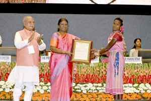 राष्ट्रपति श्रीमती मुर्मु ने डिंडोरी की कृषक श्रीमती लहरी बाई को किया सम्मानित