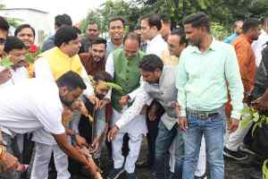 मुख्यमंत्री श्री चौहान ने बेलपत्र, पीपल और गुलमोहर के पौधे लगाए
