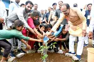 मुख्यमंत्री श्री चौहान ने बीना रिफाइनरी हेलीपेड पर बादाम का पौधा रोपा